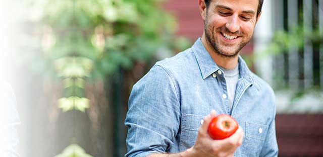 Man holding an apple